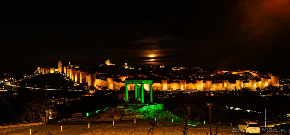 Así de bonita salía la luna llena de abril anoche en #Ávila #luna @CyLEsVida