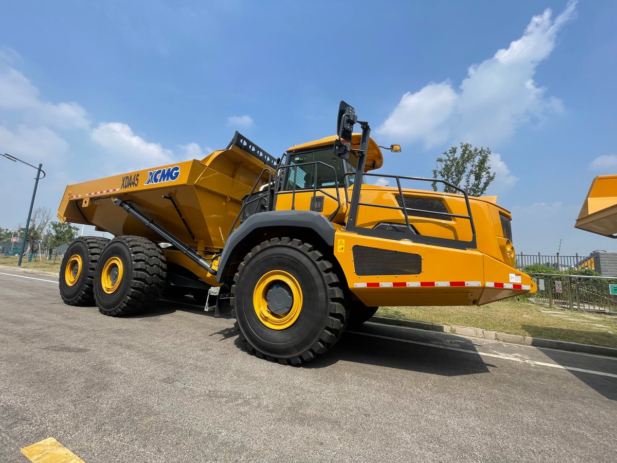 M1nwooooooo's tweet photo. 41T Articulated Dump Truck XDA45‼️❗️‼️‼️❗️❗️‼️
1. Overall dimension: 11070*3950*3846mm
2. Payload: 41000kg
3. Engine: Benz OM502, 350kW/1800rpm
4. Tires: 29.5R25 (TBR)
5. Curb weight: 34000kg https://t.co/Spm9fKastp