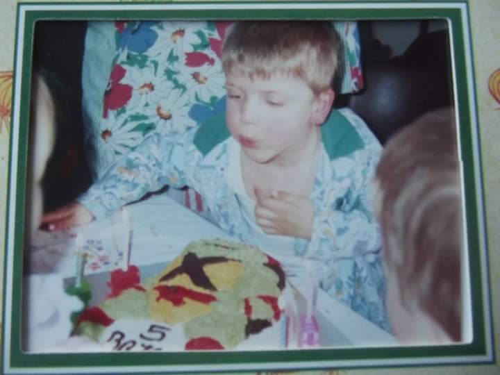 #HAPPYBIRTHDAYTOME!! It's my birthday today... To show I've always been a Turtle Head, here's me at my 5th birthday with my @TMNT cake, it was totally rad, man!! 😅🎨🎂🐢🍕 #Cowabunga

#artistsonx #maninpaint #80skid #geekart #geek #geekyartist #proudgeek #geeklife #retrogeek