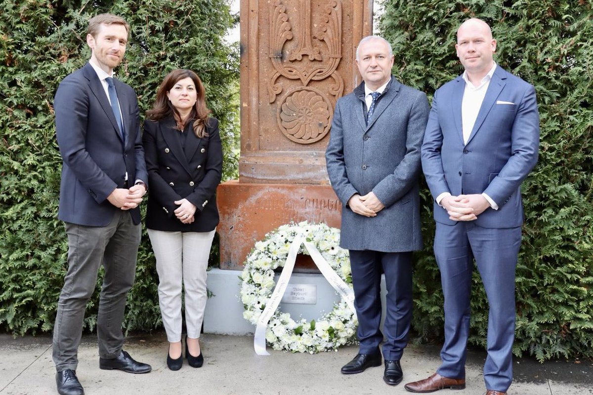 Gisteravond aanwezig bij de herdenking van de Armeense Genocide in Almelo samen met @isakahraman @Reinout1984 @SusanFaal81. Samen namens @NwSocContract een krans gelegd bij het genocide monument. Belangrijk om bij stil te staan en aandacht te blijven vragen voor erkenning.