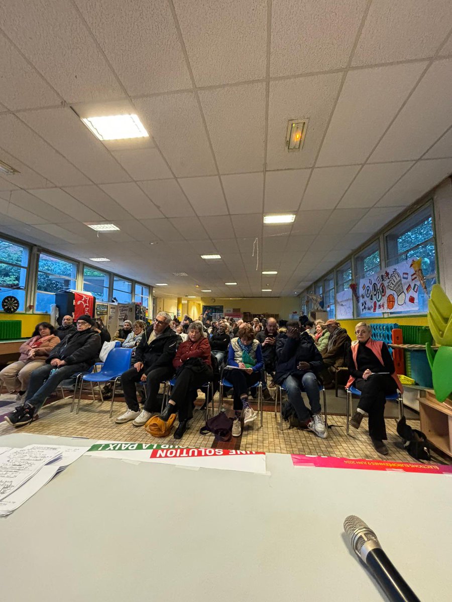 GRS_leslilas's tweet photo. Salle comble hier à #montreuil pour débattre de la #paix dans le cadre de la campagne des européennes organisé par la liste #gaucheunie portée par @L_Deffontaines. Merci au @PCF @pcf93 pour l’invitation. De très beaux échanges ! @Gauche_RS93 @Gauche_RS https://t.co/YmYq1HdXU9
