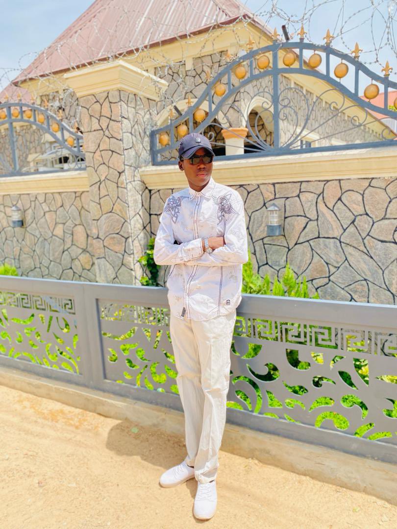 _bigmanhimself_'s tweet photo. Happy birthday my son @_king_abdullahi  wish u long life and property I love ❤️let me start with 10 ppl first first 10 ppl should send me they’re aza 20k each https://t.co/BUjdKtvqBz