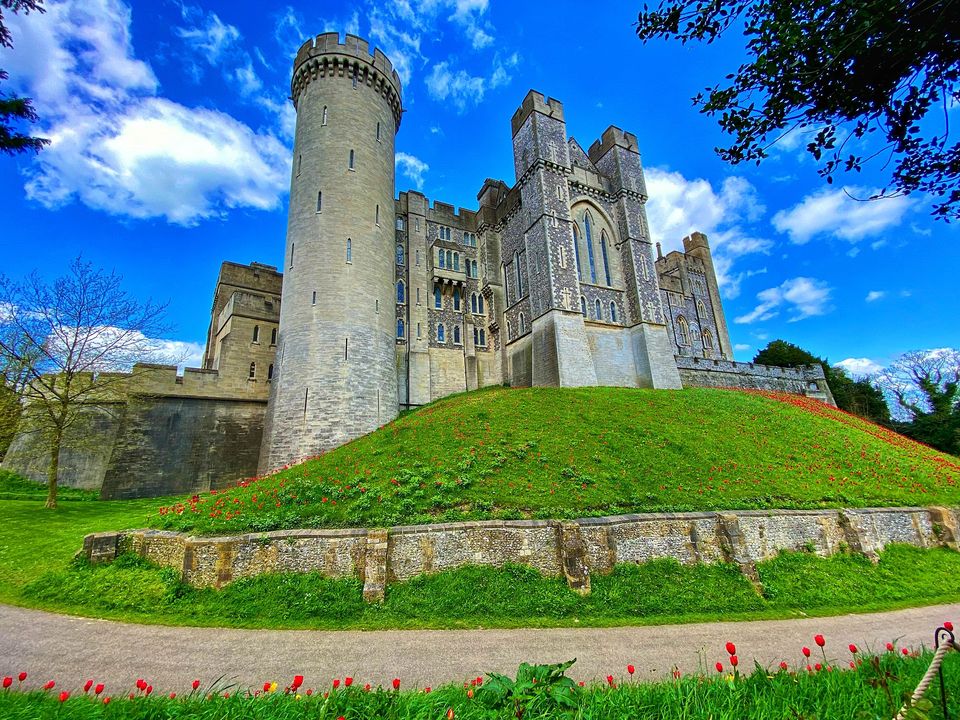 Arundel Castle under blue skies. 🏰 Thank you to Sarah Creswick for supplying today's #PhotoOfTheDay 📸