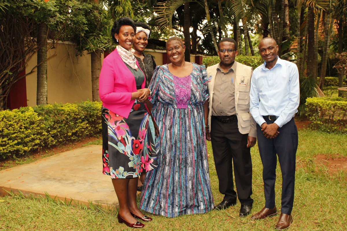 CEO Jolly K. Kaguhangire paid a courtesy visit to Mrs. Resty Oundo, a founding member of UWESO in Busia District. Mrs. Oundo shared that UWESOmembership has helped her & other members gain recognition, allowing them to emerge as leaders in their respective roles. @JanetMuseveni