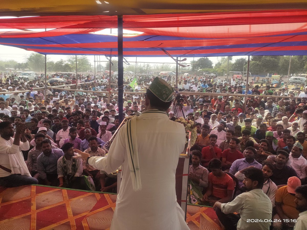 Addressed a huge public meeting at Pothia in Kishanganj Loksabha constituency for Aimim candidate @Akhtaruliman5 Vote for kite 🪁 26th April.