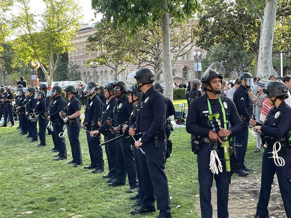I condemn President Carol Folt and our administrative leaders' decision to invite @LAPDHQ in riot gear and armed with batons, pepper spray, tear gas and guns to our campus today in response to a planned peaceful protest by our students. A thread🧵