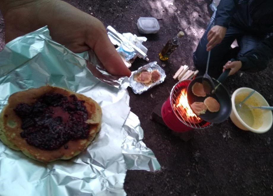 #Campfirecooking is a great way for everyone to learn about #bushcrafting building a fire and enjoy cooking their pancakes with jam🔥 #ForestSchool #Kingston #Richmond #Barnes #KingstonMums #RichmondMums #EarlyYears #Outdoorfun #OutdoorEd  #spring #woodlandfun