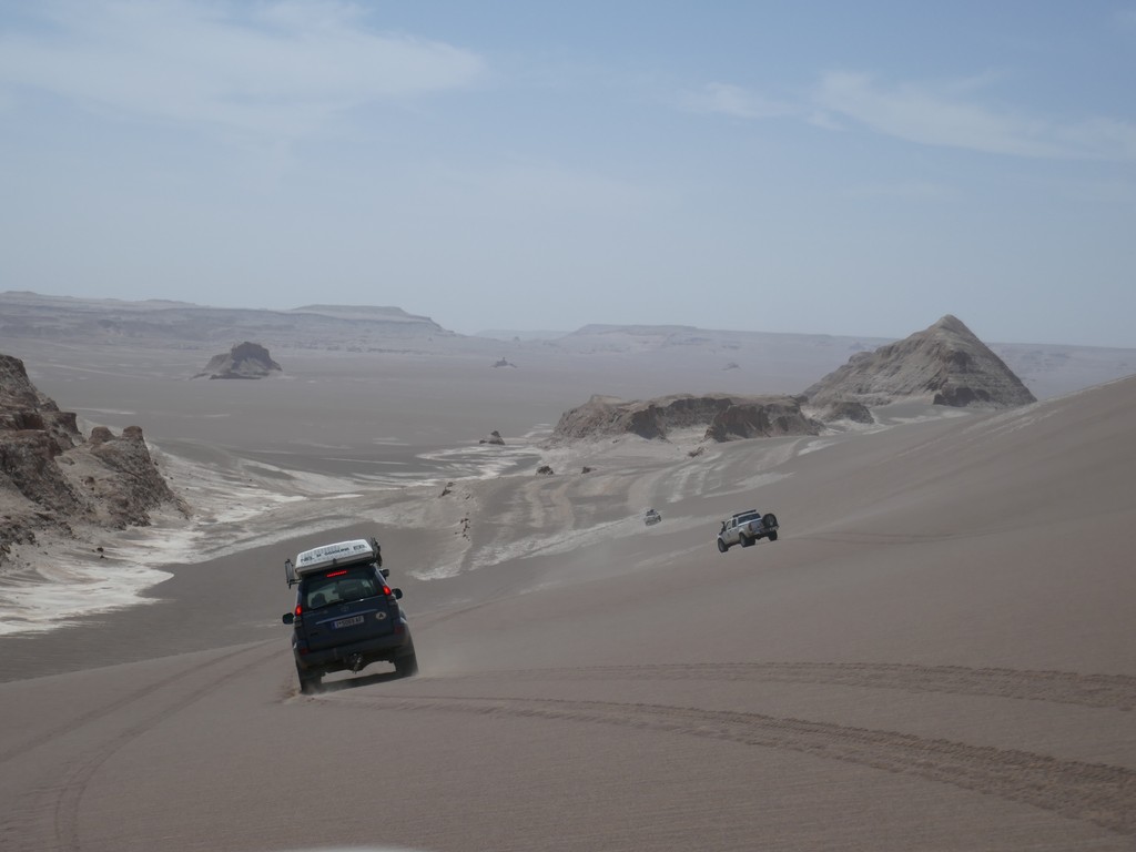 IranRoad's tweet photo. What exactly is far, near, small or large ❓️

Especially in the desert, this question arises quite naturally. It comes to you whether you want it to or not. W questions are also asked automatically by your body and it tries to answer them.

Question yourself 😁 https://t.co/7hqJHg07U4