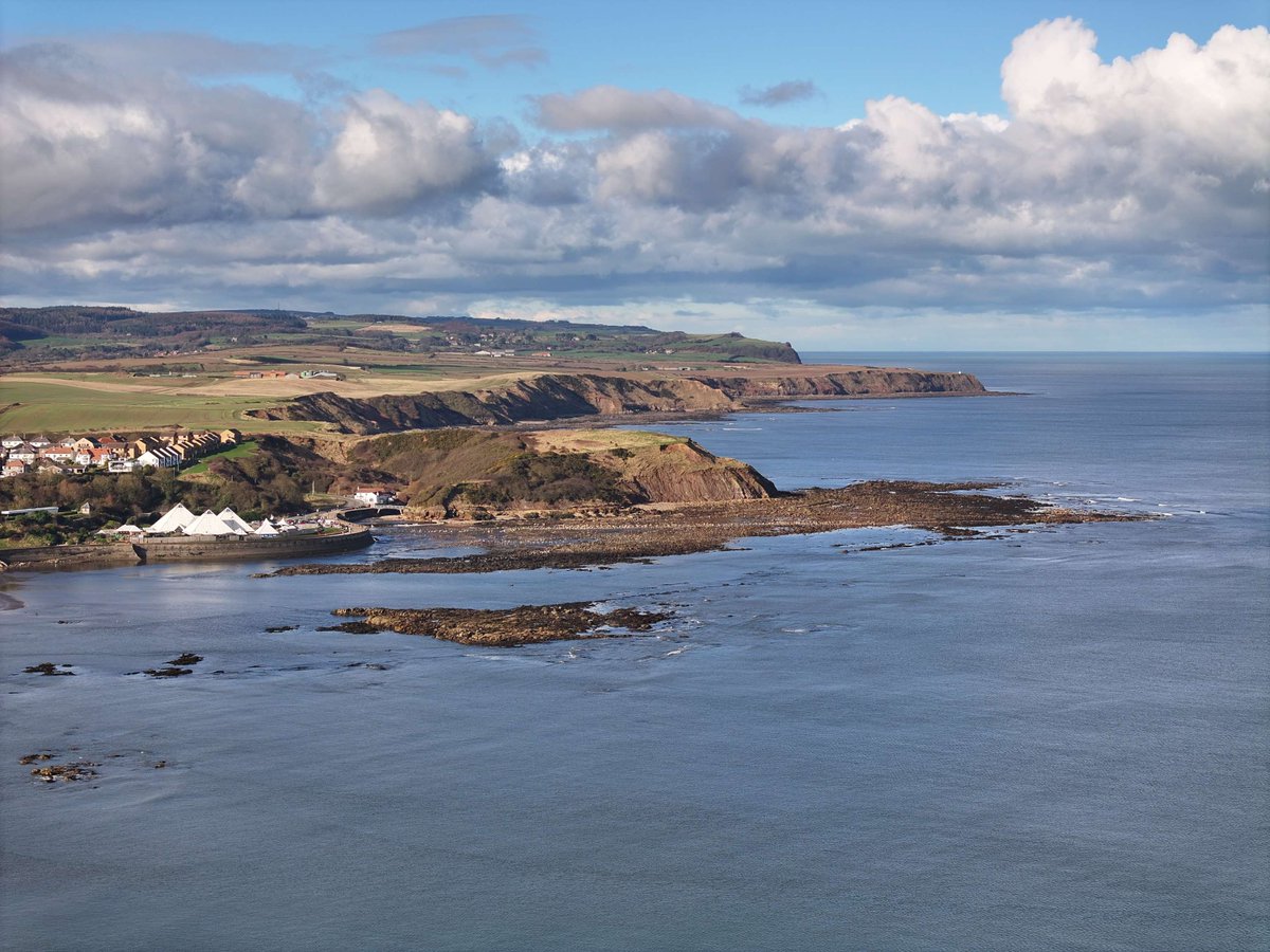 Feast your eyes on the Yorkshire coast's grandeur, stretching from North Bay to the captivating Burniston & Cloughton Rocks. #CoastalBeauty #YorkshireViews 🌊👀