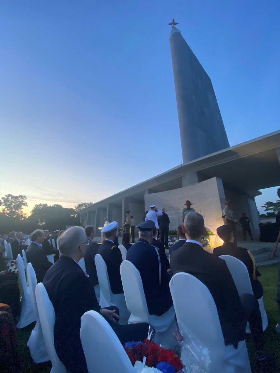 High Commissioner Ieraci laying a wreath at the dawn ANZAC Day Service in Singapore, commemorating the sacrifice of combatants from each side during WWI and celebrating the spirit of reconciliation since between Australia, New Zealand and Türkiye. 🇦🇺🇳🇿🇹🇷