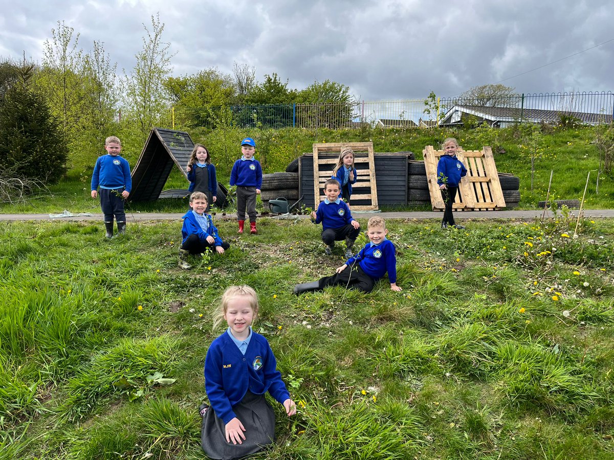 Super planting yesterday by Bl1 with Mr A! @CoedCadw @WoodlandTrust trees 🌳🌲🌳 will enhance our school grounds, provide habitats and help the planet 🌍 #WalesOutdoorLearningWeek #SVCPOutdoors #SVCPGardenAllotment