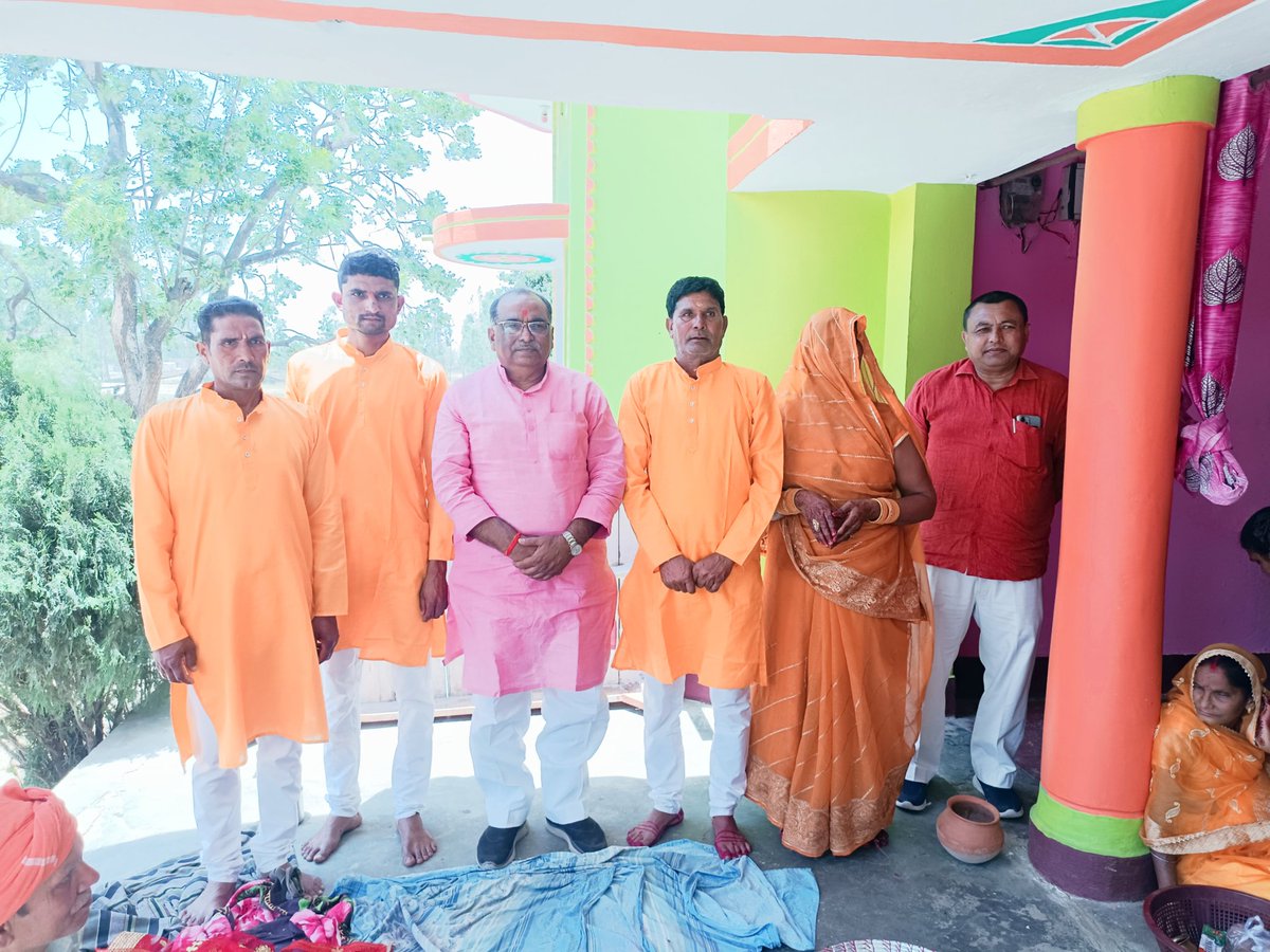 spmtdeoria's tweet photo. देवरिया, गौरीबाजार के गौरी बुजुर्ग में अपने शिष्य श्री वकील यादव जी के घर मांगलिक कार्यक्रम में शामिल हुआ। https://t.co/zZvKTUcf1A