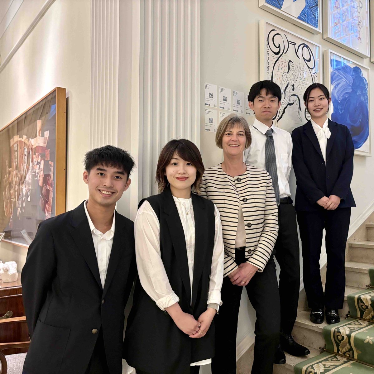 この4月から大使館の一員として働いてくれているインターンの皆さんと📸 駐日英国大使館や在大阪英国総領事館で働いてみたいですか？興味がある方はぜひ、現地スタッフ募集のサイトをチェックしてください👇 ow.ly/9XtS50RnGAv