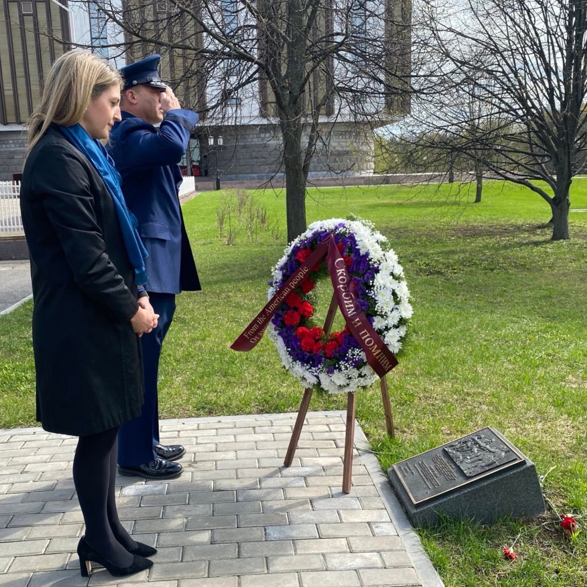 25 мая 1945 года встреча войск США и СССР на реке Эльбе стала предвестником победы союзных держав в Европе. Возлагая цветы к мемориалу 'Дух Эльбы', мы чтим память солдат той войны и вспоминаем время, когда наши народы вместе работали и боролись за мир, свободу и справедливость.