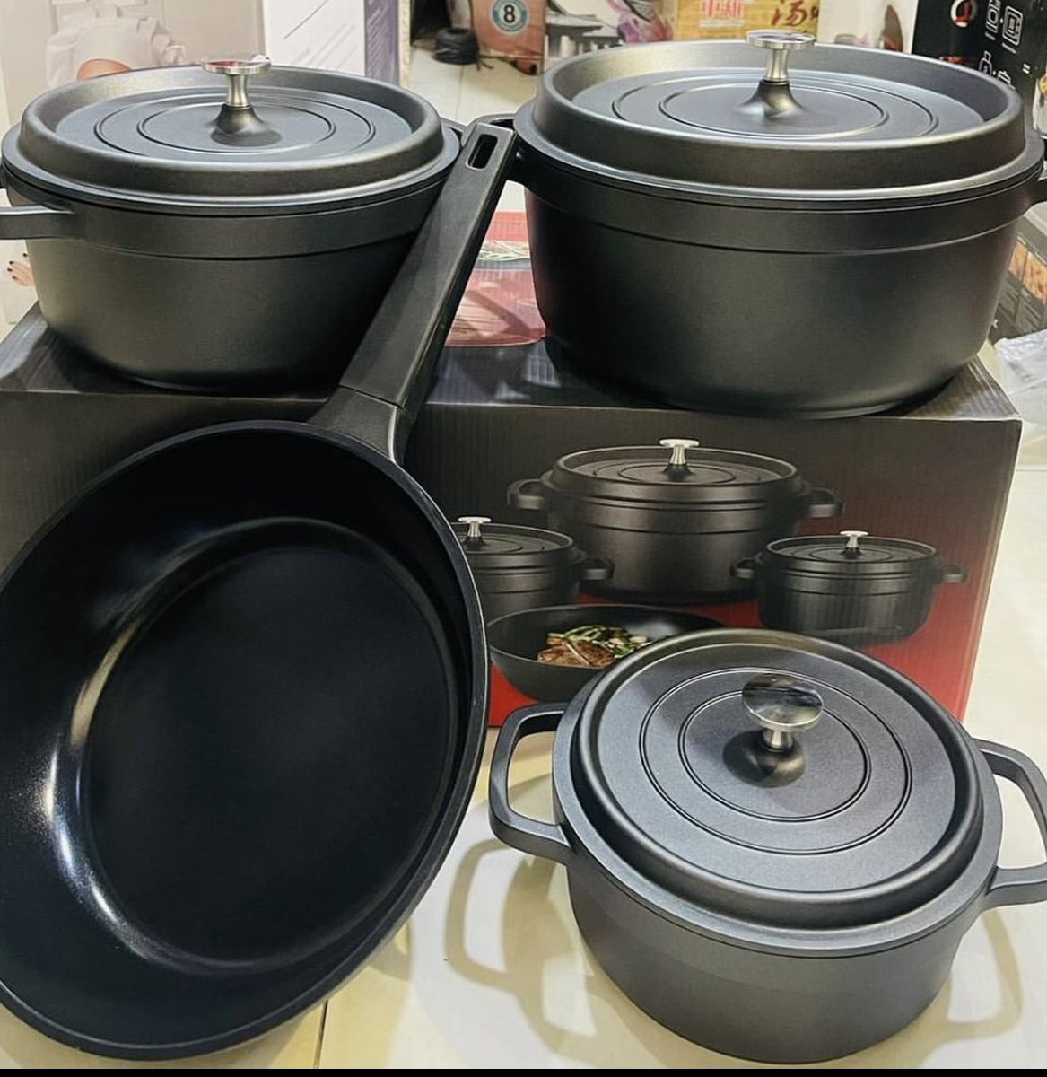 7pcs luxury die cast cookware set Anti scratch interior , works with induction gas cooker. Set includes: 28cm casserole, 24cm casserole, 28cm frying pan, 20cm casserole. 130,000 naira
