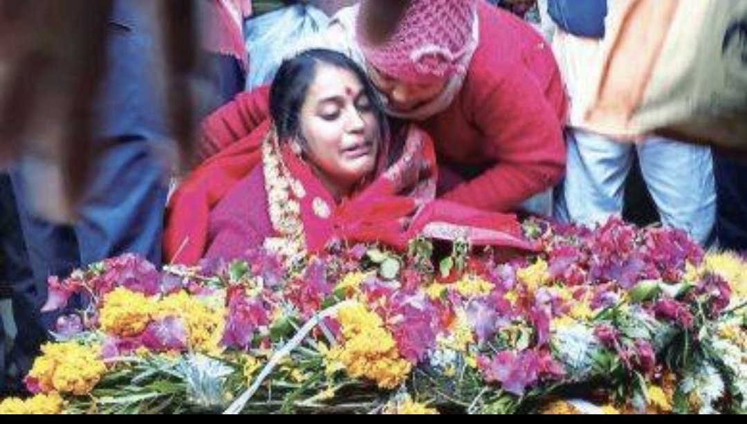 “Mera Fauji Amar Rahe”
Veernari Priyanka raised the slogan thrice, who was dressed as Bridal at the crematorium, drawing tears from all present during the last rites of his husband,
Lance Naik Vivek Kumar
1 PARA (SF)
Today is his 31th Birth Anniversary.
#CostofFreedom