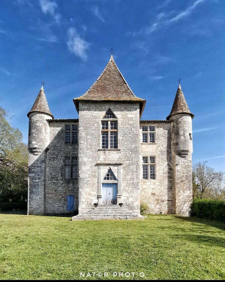 iciperigord's tweet photo. Toute l'équipe du 6-9 France Bleu Périgord est heureux de vous retrouver ce matin ! #Dordogne #Hello avec pas mal de pluie sur la Dordogne aujourd'hui ! 
📌 Le château de Panisseau à Thénac  en Périgord pourpre. 📷 @natrphoto sur Facebook et Instagram https://t.co/ezttxN7cHM