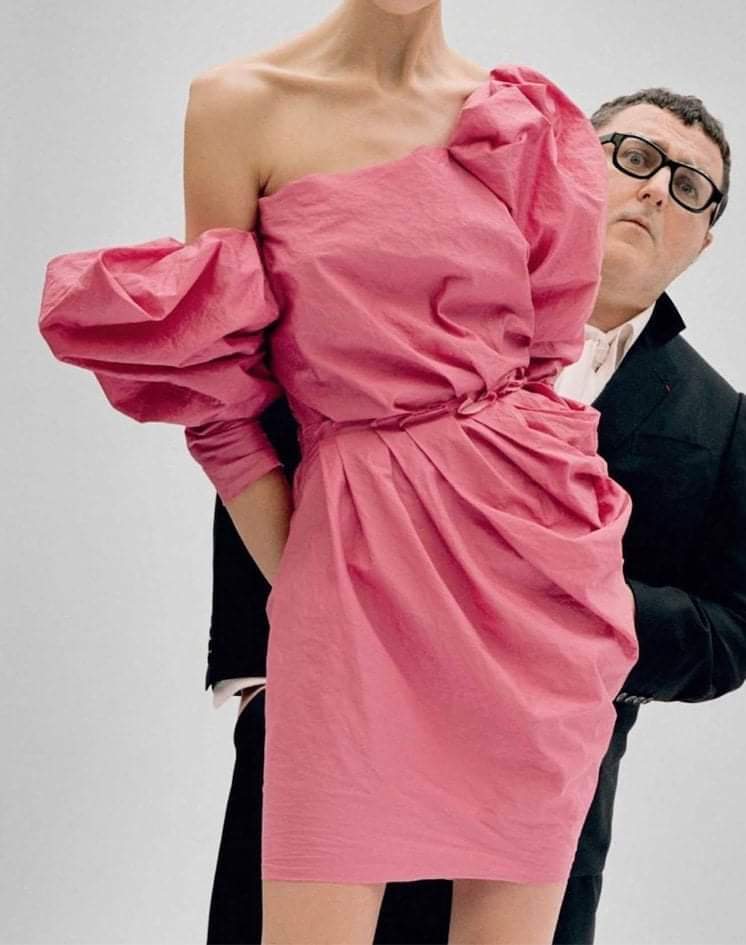 Vor drei Jahren starb der israelische Modedesigner Alber Elbaz an Corona. Seine wundervollen Kollektionen für Lanvin mit ihrer enormen Sinnlichkeit, gepaart mit schneiderischer Präzision und Raffinesse, fehlen sehr. Er fehlt sehr.