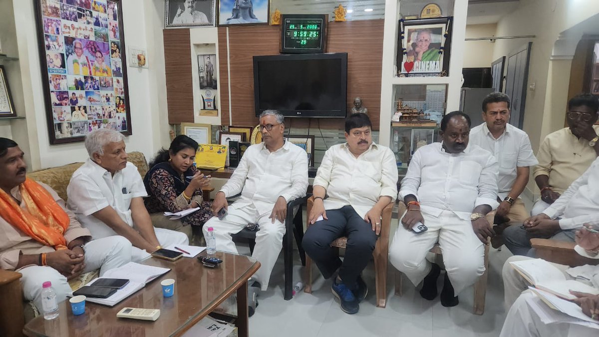N_RamchanderRao's tweet photo. “కమలానికి ఓటేద్దాం... #ModiJi ని మరోసారి ప్రధానిని చేద్దాం” 

ఈరోజు తార్నాక లోని మా నివాసంలో మల్కాజిగిరి పార్లమెంట్ నియోజకవర్గ పరిధిలోని అసెంబ్లీ కన్వీనర్లు &amp; జిల్లా అధ్యక్షులు, ముఖ్య నేతలతో నిర్వహించిన సమావేశంలో పాల్గొని, మాట్లాడటం జరిగింది

#LokSabhaElections2024 #ModiAgainIn24 https://t.co/IyUoJTWWy6