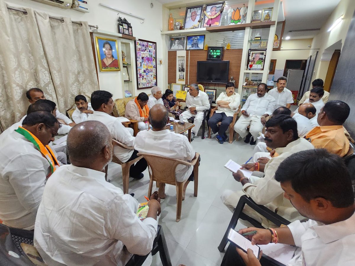 N_RamchanderRao's tweet photo. “కమలానికి ఓటేద్దాం... #ModiJi ని మరోసారి ప్రధానిని చేద్దాం” 

ఈరోజు తార్నాక లోని మా నివాసంలో మల్కాజిగిరి పార్లమెంట్ నియోజకవర్గ పరిధిలోని అసెంబ్లీ కన్వీనర్లు &amp; జిల్లా అధ్యక్షులు, ముఖ్య నేతలతో నిర్వహించిన సమావేశంలో పాల్గొని, మాట్లాడటం జరిగింది

#LokSabhaElections2024 #ModiAgainIn24 https://t.co/IyUoJTWWy6