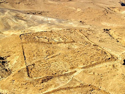 #RomanFortThursday
The Castrum at Masada. Note the classical 'playing-card' layout. #Roman legionary (X Fretensis) castra at Masada, Israel, viewed from the fortress walls; constructed 72-73 AD.
#Archaeology #History