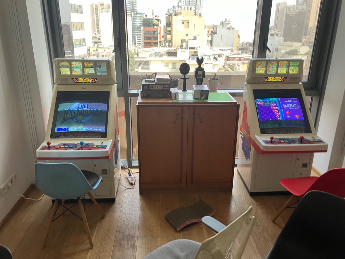 there are ten neogeo games in these cabs,time to guess the lineup friends ✨

(i mean 2 are a dead giveaway but)