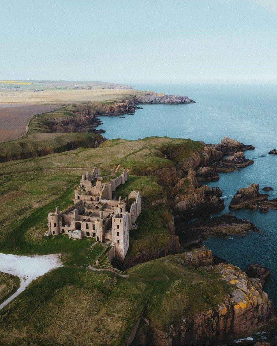 Slains Castle, also known as New Slains Castle to distinguish it from the nearby Old Slains Castle, is a ruined castle in Aberdeenshire 🦄🏴󠁧󠁢󠁳󠁣󠁴󠁿 c.o. the Heart and Soul of Scotland .