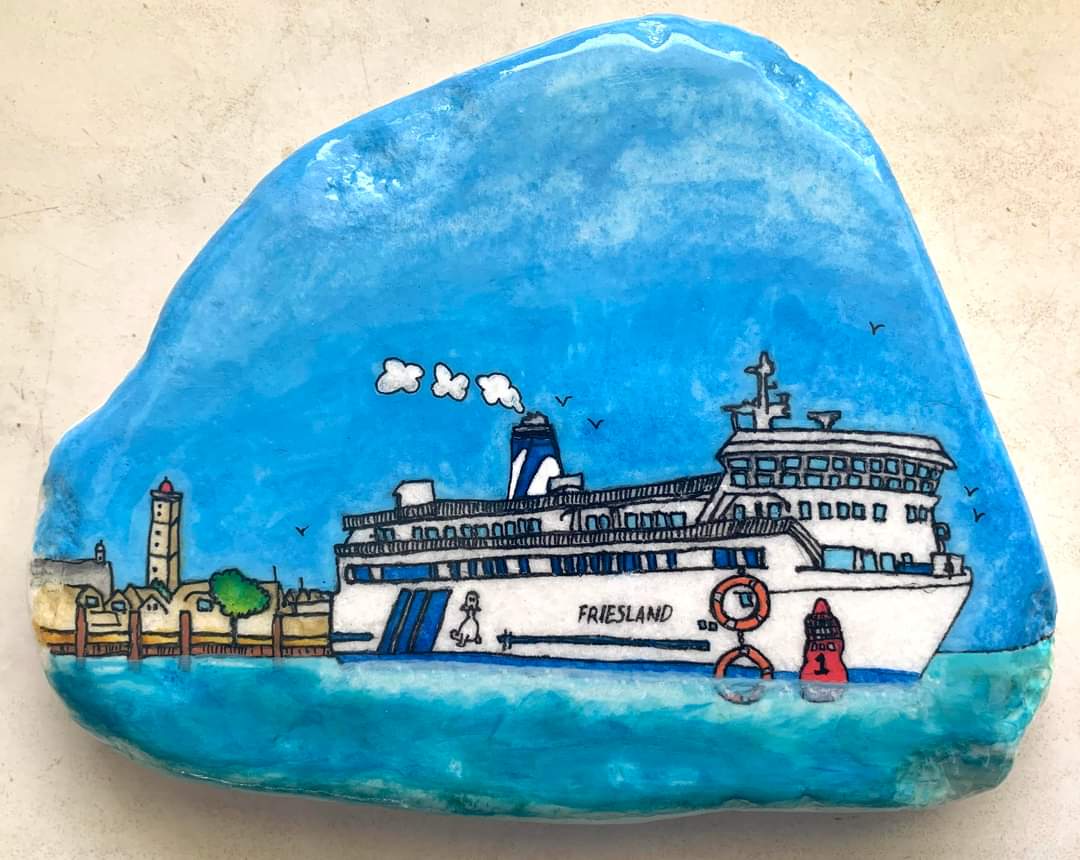 rederijdoeksen's tweet photo. Mevrouw Cocky Nagel kreeg deze prachtige #happystone van haar oudste dochter cadeau voor haar 81e verjaardag. Wat een prachtig kunstwerkje, onze complimenten! En nog van harte gefeliciteerd! ๐ท๐ท
#msfriesland #terschelling #fanmail https://t.co/iR7BZNlT1d