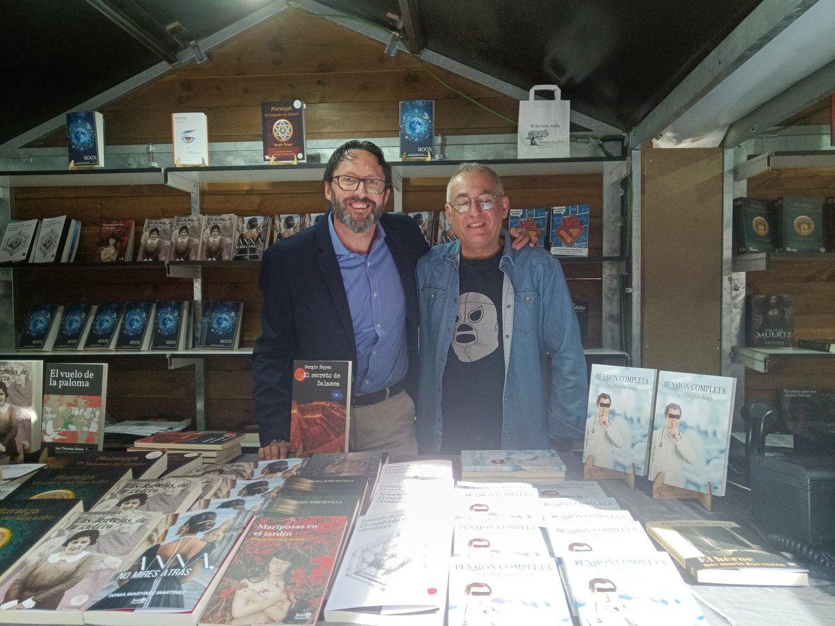 ESDZ1P's tweet photo. Exitazo en la #FeriaDelLibroDeAlmería...
#ElSecretoDeZalamea sigue su camino junto a #Mursiya #Mursiyya #ElTalismánDelYemení y #ElPintorDelReyLobo hacia la #eternidad 😉📚🌹♥️
#DíasDeLibros
Y muy pronto más ferias: #Valencia #Cuenca #Badajoz...

#SergioReyesOnTour con
@ediDokusou https://t.co/20xwKawfwm