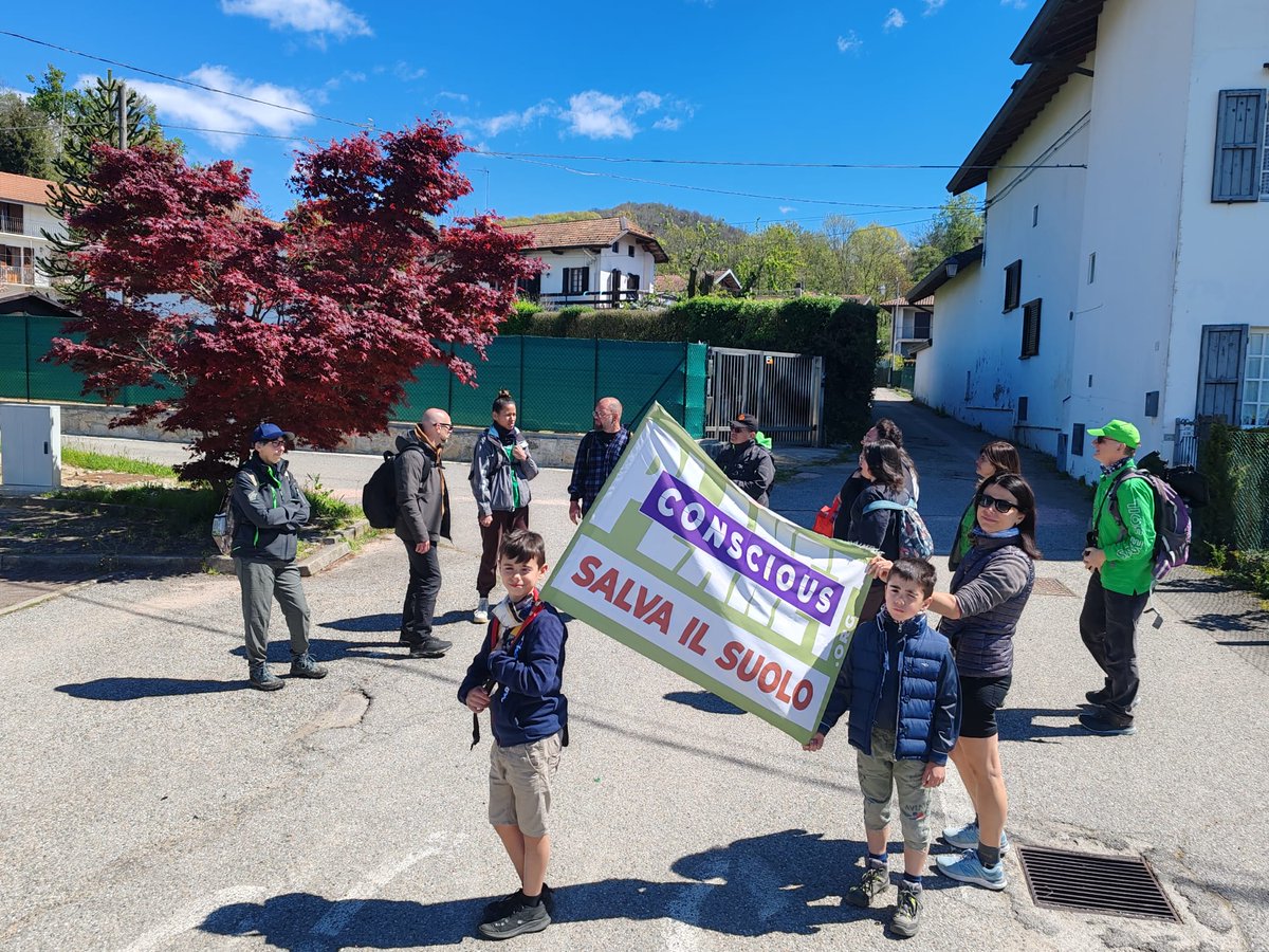 Ecco i volontari di #SaveSoilMovement che celebrano la #GiornataMondialeDellaTerra ad Ameno, in Piemonte, dando gioiosamente voce al #Suolo. 
Serve che la voce di tutti si alzi per salvare il Suolo!
#SaveSoil 
@cpsavesoil 
#EarthDay2024 
@NovaraNews24 
@regionepiemonte