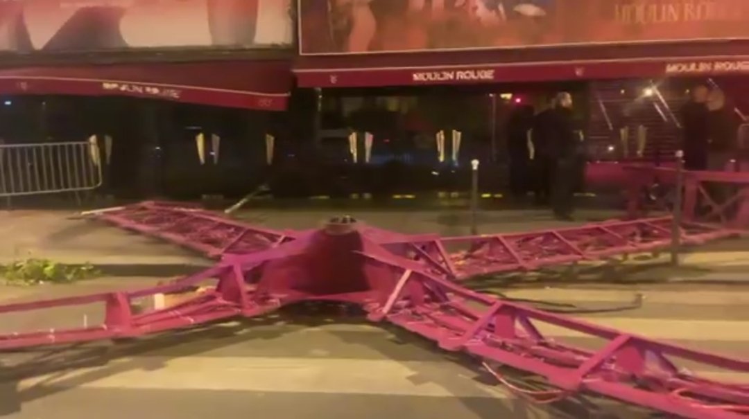 BBourven's tweet photo. Cette nuit, les ailes du Moulin Rouge sont tombées entraînant dans sa chute quelques lettres au passage. Forte heureuse, aucun blessé. 
Espérons que ça soit réinstaller assez rapidement afin que ce lieu mythique reprennent de sa splendeur.#moulinrouge #feerique #Paris #TheRedMill https://t.co/wV7ReoXEl9