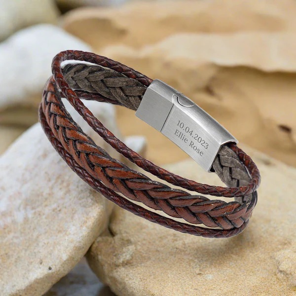 NEW! Triple strand brown leather men's bracelet personalised with any message on the inside of the metal clasp lilybluestore.com/products/perso…

#jewellery #giftideas #mensjewellery #fathersday #mhhsbd  #EarlyBiz
