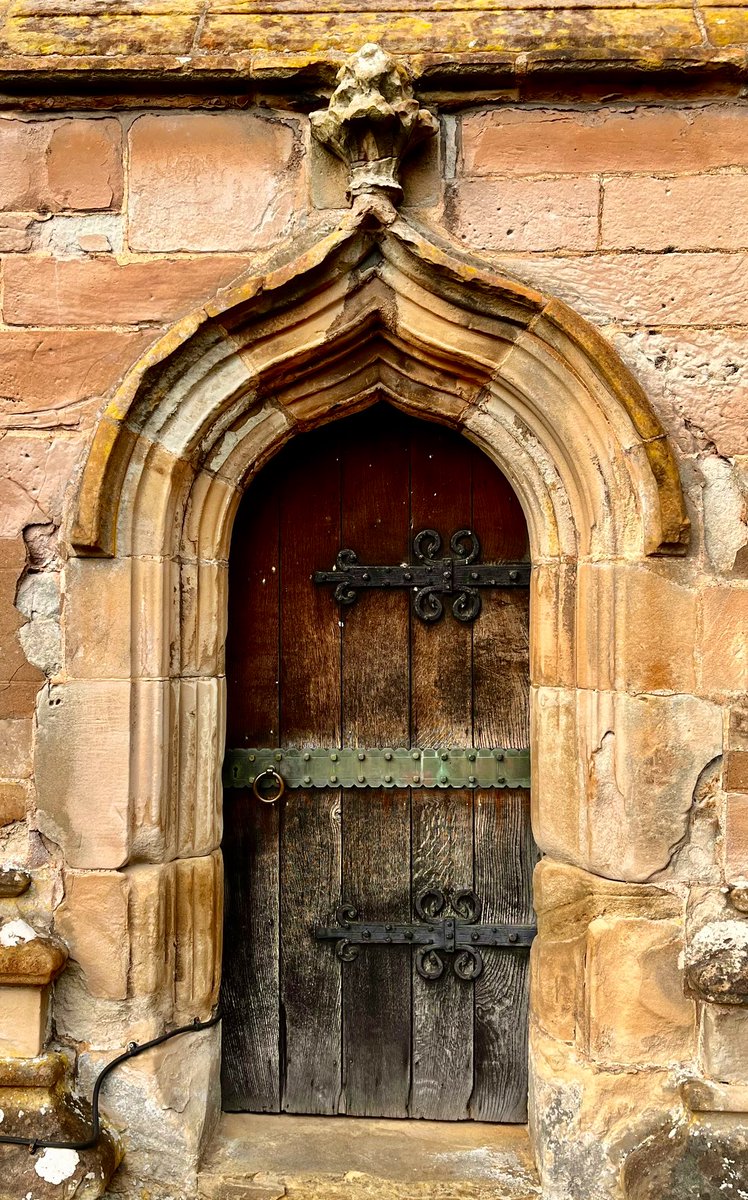 halfshiretales's tweet photo. St Cassian’s Church, Chaddesley Corbett, Worcestershire. 

#adoorablethursday https://t.co/DAor60da92