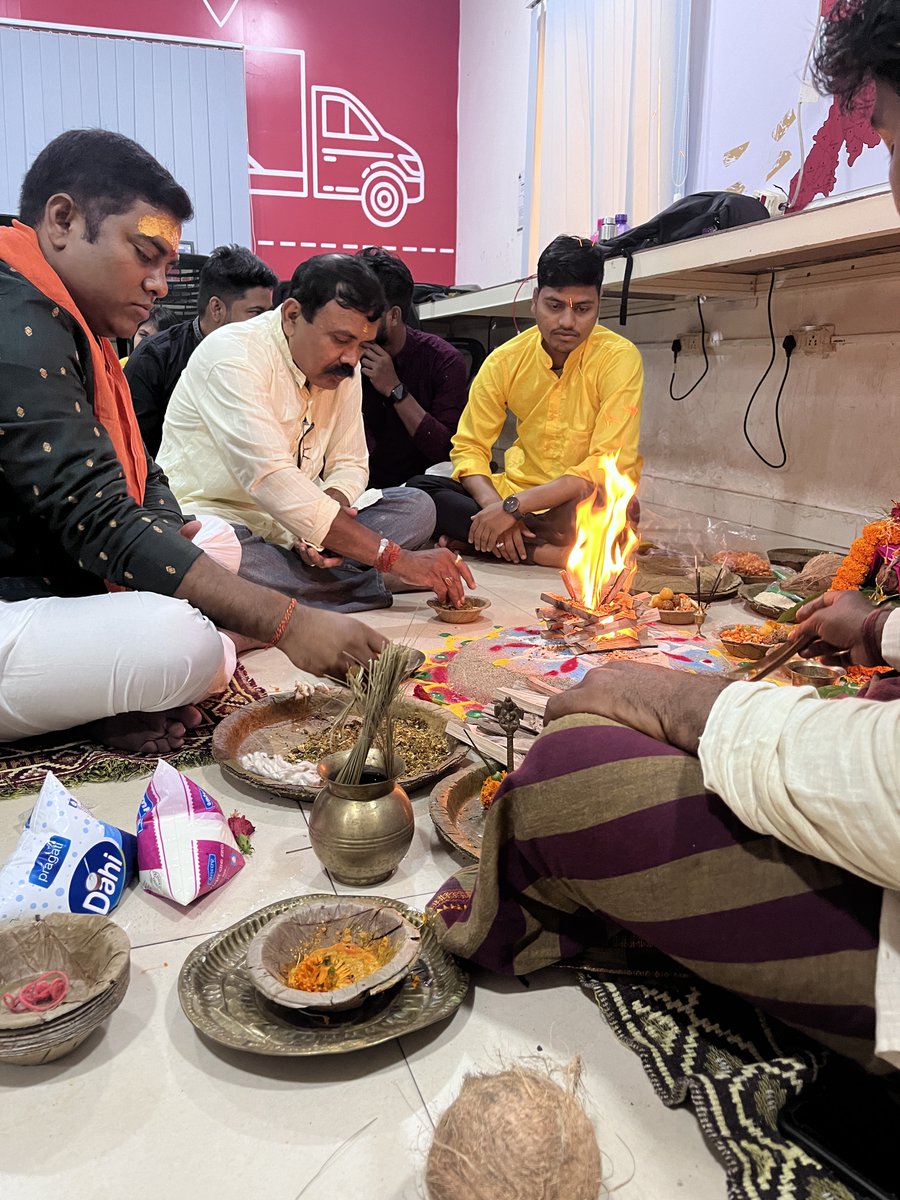 EztruckL's tweet photo. A special puja and havan were performed at the office for the successful completion of 4 years of ezTruck in Odisha. (24/04/2024)💐💐

#ezTruck #FoundationDay #4yearsofSuccess #4thFoundationDay #specialpuja #Havan #dalaauto #TransportAuto #TataAce #minitruck #delivery #trucks https://t.co/k9yIAjMPVm
