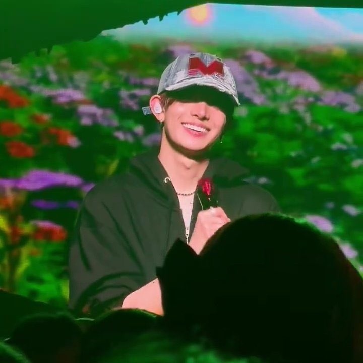 hjk15bills's tweet photo. Heeseung smiling on big led screens will always be my fave 🥺😭 https://t.co/pQ5ndco9Me