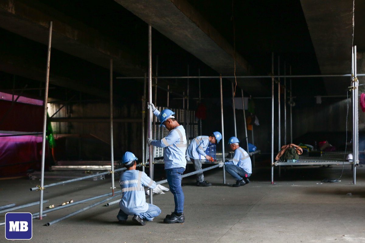 LOOK: Department of Public Works and Highways (DPWH) subcontract workers start setting up scaffolding under the Kamuning-EDSA southbound flyover in Quezon City, on Thursday, April 25, as part of the retrofitting construction that will last for almost a year. 

The southbound