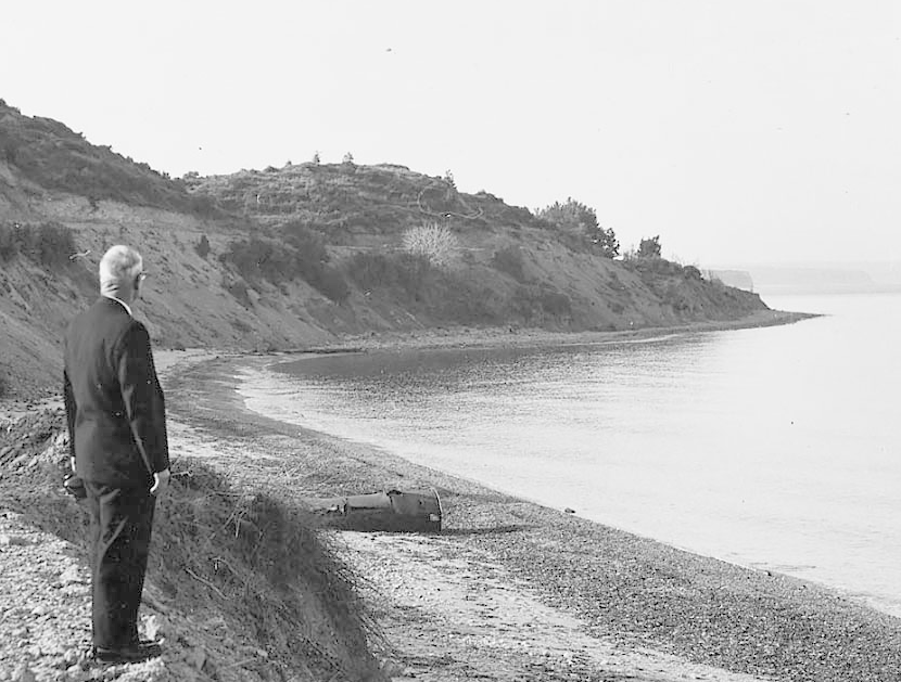 #OTD (Anzac Day) in 1965. An Anzac veteran and survivor of the first wave of landings looking over Anzac Cove. #HISTORY