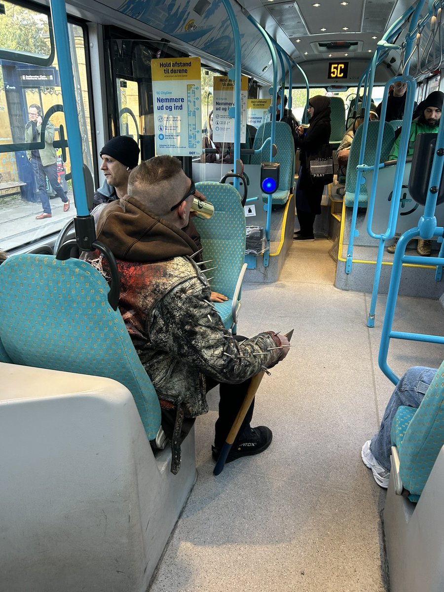 godmorgon endast till mannen med nitjacka, solglasögon, långburk och yxa på morgonbussen