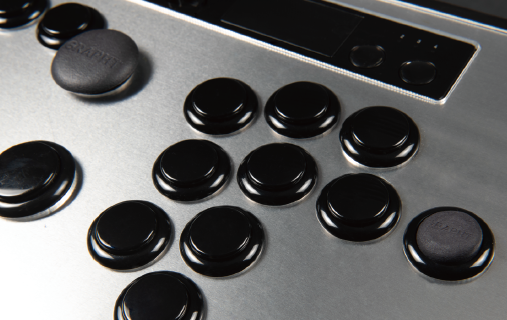 TeamGRAPHT's tweet photo. ◤格闘ゲーム用交換ボタンキャップ
『クイックアクションボタン』◢
社内の格闘ゲーマー達が企画し拘り抜いたボタンキャップ。各スイッチのキャップ部分を入れ替えることでより素早い入力や、新しい入力方法を提案します。
【製品特徴】
・耐摩耗性や弾力性に優れるナイロン繊維樹脂素材
・梨地のような表面処理と滑らかな曲面形状
・格闘ゲーマー目線のこだわりが詰まった形状
・形状を生かした装着位置や押し方により、入力操作の簡易化、入力速度の向上につながる
【購入はこちら】
https://t.co/W9OjrduJc7
https://t.co/h2cHzEJtFv
【EVO Japan 2024展示】
GRAPHTブースにて展示・試遊実施します
―――――より詳細な製品特徴―――――
【Type A】
スライド押しモデル:
他のボタンから滑らせて押す際に、一定方向からより滑らかに押すことが可能。※打撃投げ抜けの仕込みをピアノ押しではなくスライドで対応、などを想定
【Type B】※30π限定
はじき押しモデル:
高さ×傾斜を付けていることにより、特定のボタン(L2等 )に小指の第一、第二関節を添えて、いつでも素早く操作(はじく , 押す)出来るように設計。
【Type C】
万能巨大タイプモデル:
①どこからでもより早くボタンへアクセスすることができる。(インパクト等)
②物理的に距離が近いため、並びのボタンと間を押すことで、指一つで同時押しが可能なサイズに設計。
【Type D】※24π限定
はじき , スライド押しモデル:
決まった方向から特化して早く押したい人向け
スト6のインパクトに設定し、反応で押す際に少しでもボタンに触れる速度をあげることができる。
指のホームポジションが決まっており、一定方向のみのボタン操作を行うイメージ。