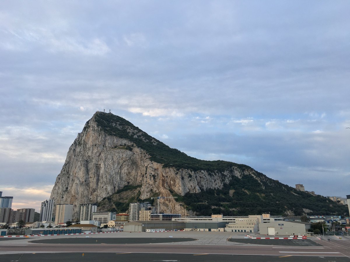 Dry and fine day with sunny spells and scattered cloud at times. We have now settled into a light Poniente and from late morning will see that gradually increase to a moderate, occasionally fresh and gusty, west to southwesterly. Warm in sheltered areas with highs of 23 Celsius.