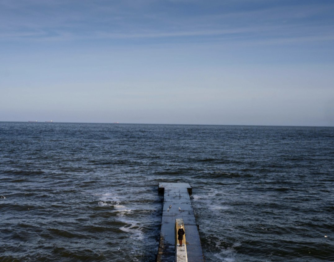 SbastienLebret8's tweet photo. #StandWithUkraine🇺🇦
"A #Odessa, quatre cadettes de l'Académie maritime dans la tempête de la guerre en Ukraine"
#ArianeChemin✒️ 
#GuillaumeHerbaut📸 #LeMonde
"Parmi elles, Anna R., une élève de 18 ans aux nattes blondes, col marin et maillot rayé. Les abris, elle connaît, les missiles aussi : elle vient de Marioupol. Depuis quelques semaines, elle entend de nouveau les drones trouer des immeubles lorsque la défense antiaérienne ukrainienne échoue à protéger Odessa des frappes russes, souvent tirées de la mer Noire."
📸1  Une cadette de l’Académie maritime d’Odessa porte les ballons reçus pour son anniversaire, dans un couloir de l’école, le 1ᵉʳ mars 2024. 
📸2  La plage d’Arcadia, à Odessa, le 26 février 2024.