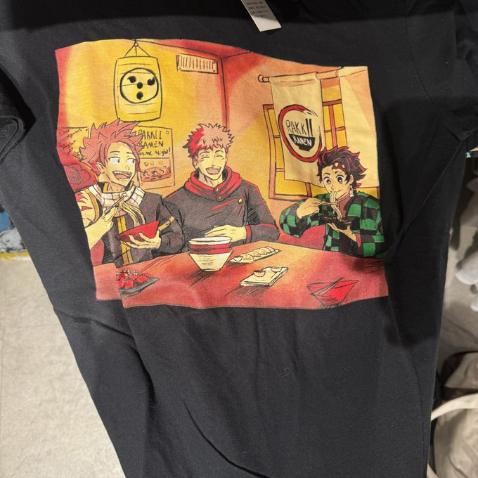 古着屋で呪術廻戦のキャラと鬼滅の刃のキャラがラーメン食べてるTシャツ見つけたんだけど......ナニコレ? ライセンス品ではなさそうだし個人制作の一品物にも見えないし...... もしかしてとんでもない特急呪物を発掘してしまった? 