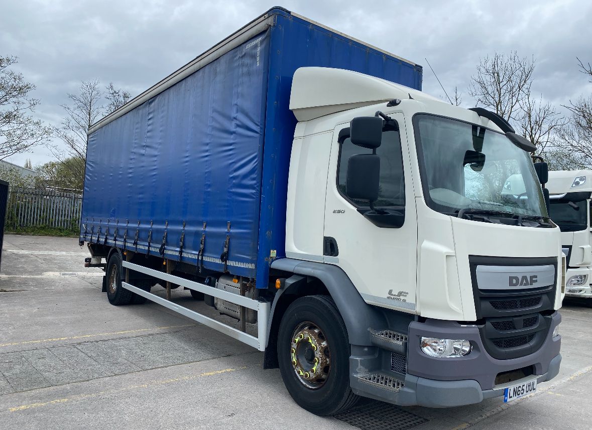 CenturionTrucks's tweet photo. Hit the road with this sleek 2015 DAF LF250 curtainside sleeper cab! Featuring an impressive Euro 6 engine, a spacious 28 ft internal length and a convenient tuckaway tail lift. An incredible deal at just £8,995 + VAT!
#forsale #daflf #sleepercab https://t.co/7Wjjzx6dz6