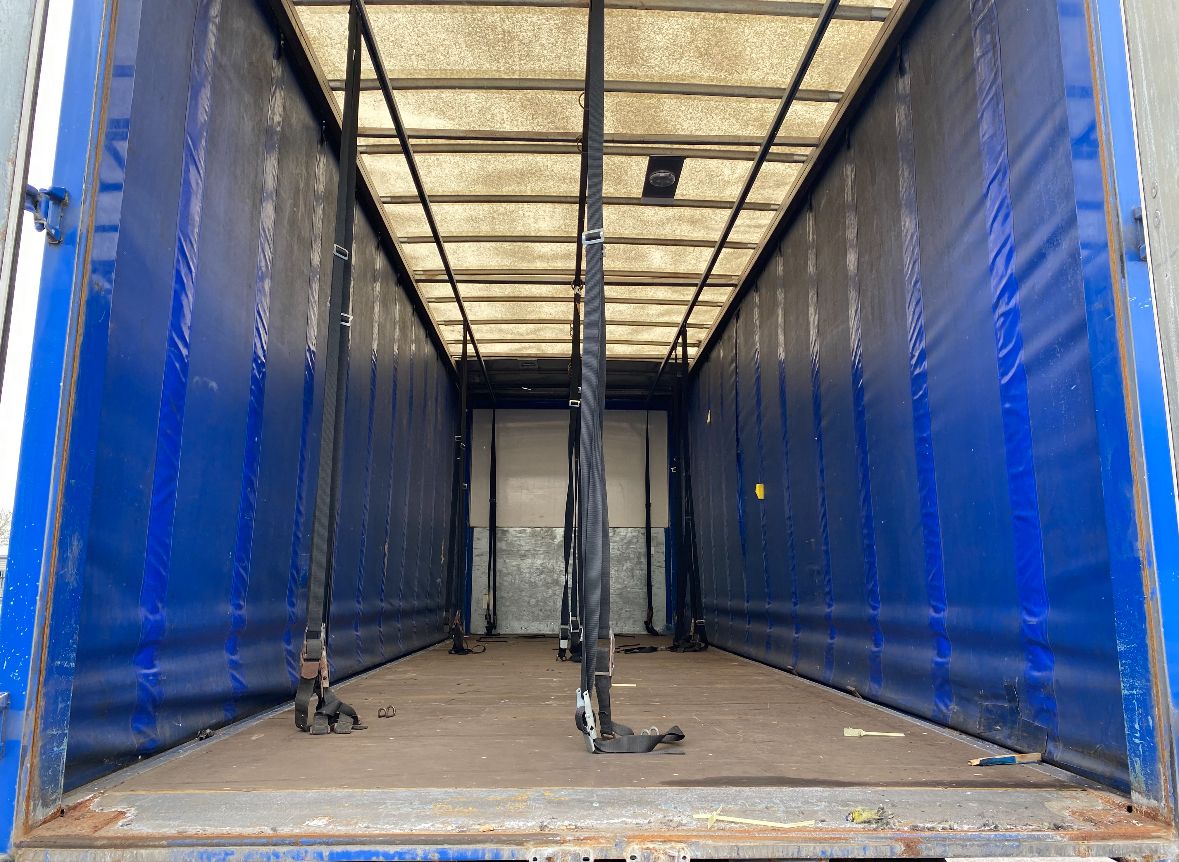 CenturionTrucks's tweet photo. Hit the road with this sleek 2015 DAF LF250 curtainside sleeper cab! Featuring an impressive Euro 6 engine, a spacious 28 ft internal length and a convenient tuckaway tail lift. An incredible deal at just £8,995 + VAT!
#forsale #daflf #sleepercab https://t.co/7Wjjzx6dz6