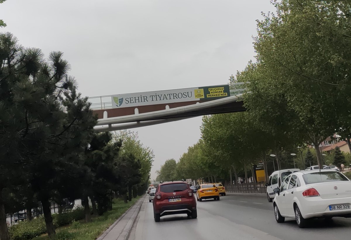 AkcaMuammer's tweet photo. İnşaat mühendisiyken yaptığım en güzel üst geçidin üstüne, yazılımcıyken mobil uygulamasını yaptığım Şehir Tiyatroları'nın afişini asmışlar. https://t.co/2ptyodBMdb