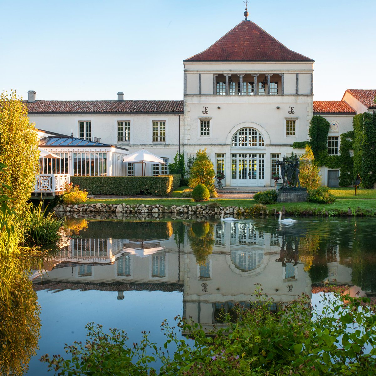 Les Clefs MICHELIN @guideMichelinFR 🗝️ Une nouvelle distinction dédiée aux établissements qui proposent des expériences de séjours remarquables. Les Château Lafaurie-Peyraguey, de la Gaude et Smith Haut-Lafitte situés sur des vignobles y sont présents. 👉 shorturl.at/sHMY5