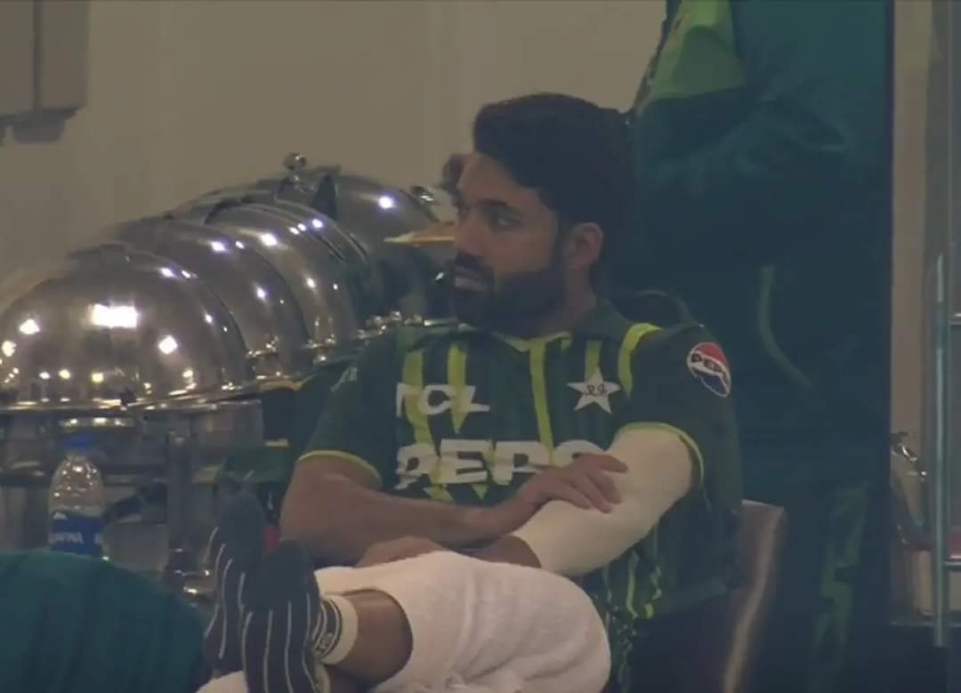 ZalimaCocacola_'s tweet image. Azam, Rizwan, Irfan injured. Thanks to Lumber 1 fitness training. In the era of endurance and tactical trainings we went for khadday tappo, rassian phalango, pahariyan charho right before the worldcup!

#PCT #LumberOne