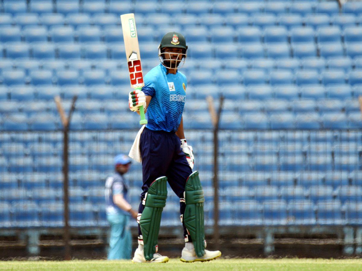 Najmul Hossain Shanto, leading from the front as Captain of Abahani, smashes a 💯 in the super league match against Gazi Group Cricketers in the DPDCL 2024 season.💥👏

Details: tigercricket.com.bd/live-score/dha…

#BCB #Cricket #DPDCL #BDCricket #LiveCricket #Bangladesh #NajmulHossainShanto
