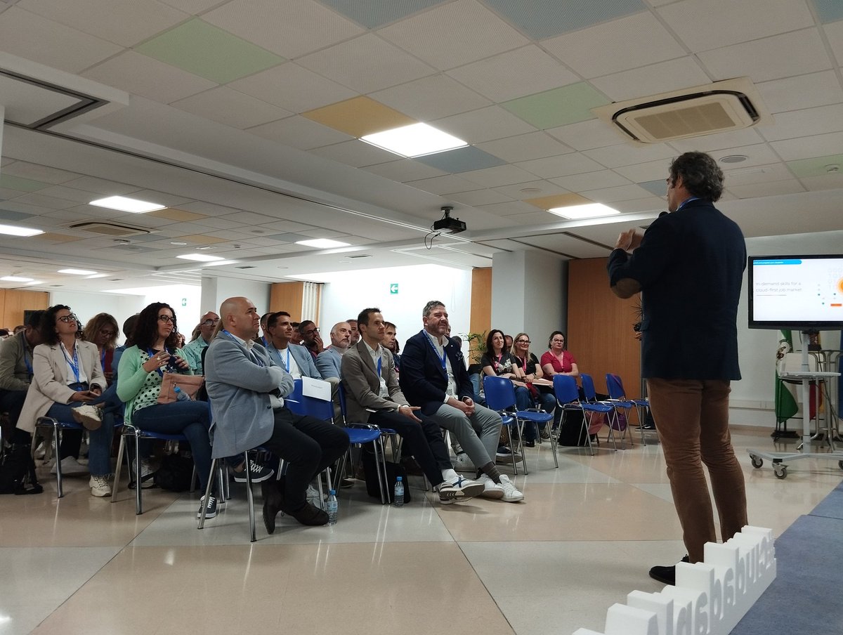 Escuchando los retos educativos de la #IA, según Google, y analizándolo en mesa redonda con expertos. 🙌 Así arranca la segunda jornada de #CiudadanIADigital 🙌