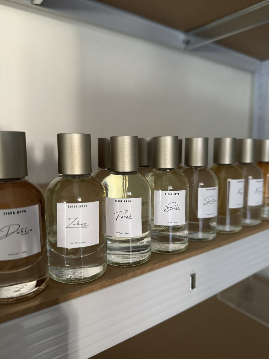 anisaniesa's tweet photo. 3 bau baru dari Dinda Arya : 

Zahwa - if suka Dhian mesti akan suka Zahwa. Bau bunga fresh 💐

Farah - this one bau campuran citrus and flora. kalau pernah bau gucci flora sila try ni juga 🍊

Elle - suka champagne toast bbw? wajib try Elle. Bau sweet + fruity + vanilla 🍬 https://t.co/JNE0gqn6Xi
